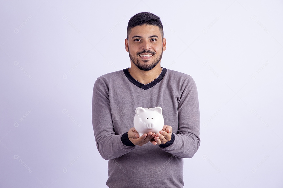 Homem jovem garoto barbudo segurando cofre sobre fundo isolado branco