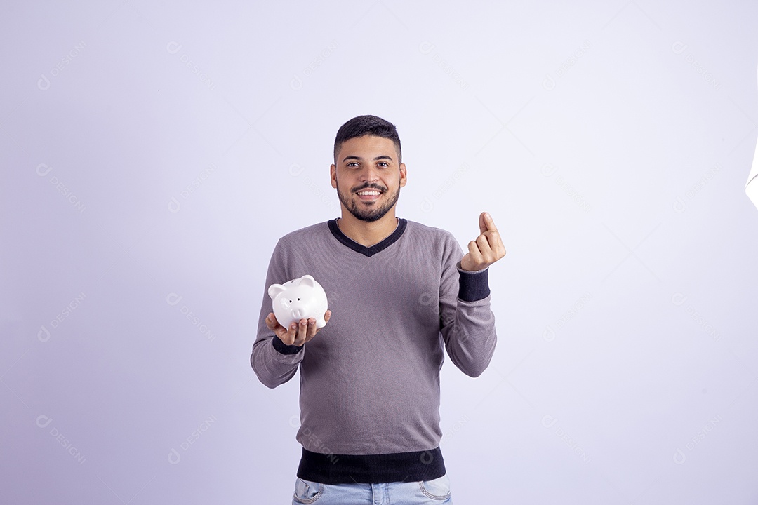 Homem jovem garoto barbudo segurando cofre sobre fundo isolado branco