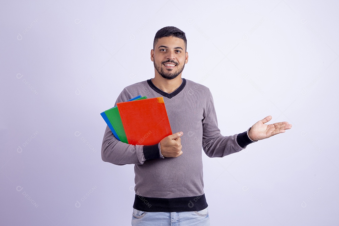 Homem jovem garoto barbudo estudante segurando livros sobre fundo isolado branco
