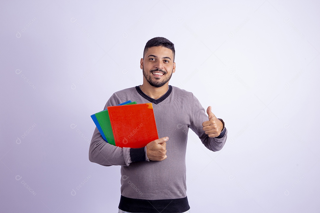 Homem jovem garoto barbudo estudante segurando livros sobre fundo isolado branco