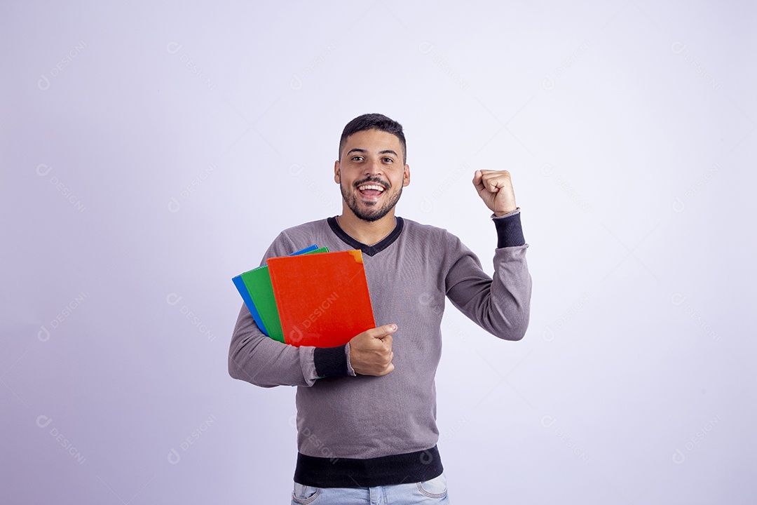 Homem jovem garoto barbudo estudante segurando livros sobre fundo isolado branco