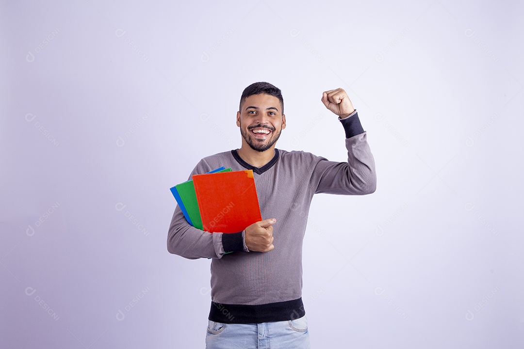 Homem jovem garoto barbudo estudante segurando livros sobre fundo isolado branco