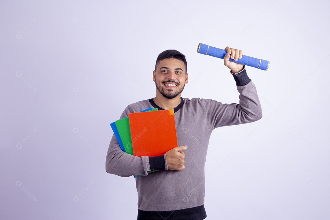 Homem jovem garoto barbudo estudante segurando livros sobre fundo isolado branco