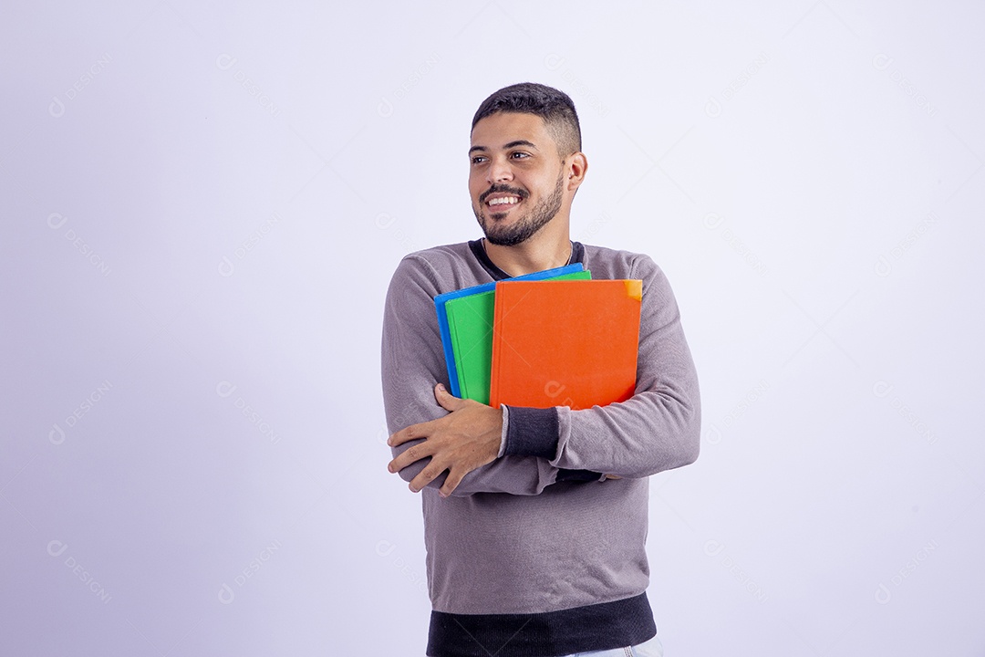 Homem jovem garoto barbudo estudante segurando livros sobre fundo isolado branco