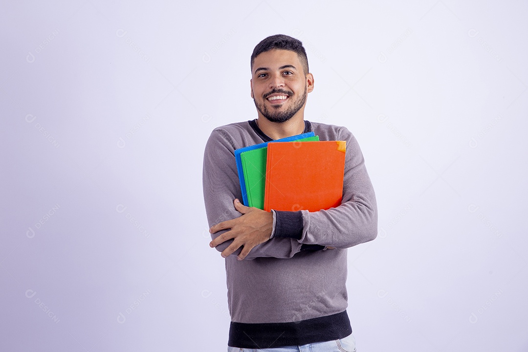 Homem jovem garoto barbudo estudante segurando livros sobre fundo isolado branco