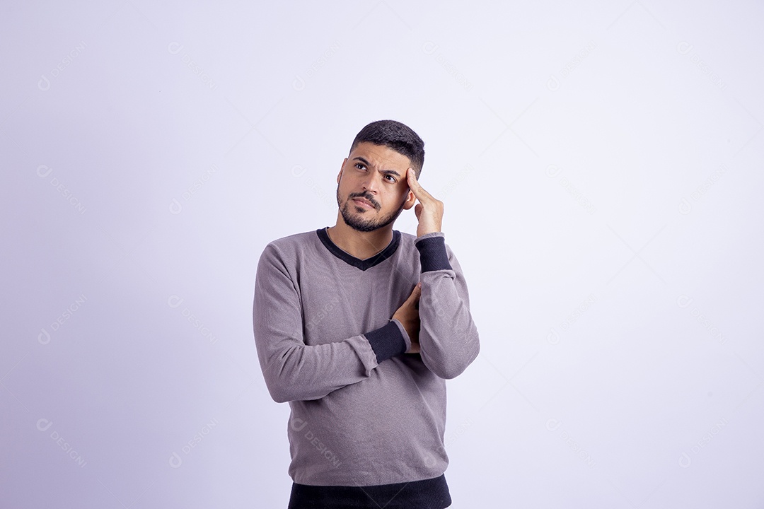 Homem jovem garoto barbudo sobre fundo isolado branco