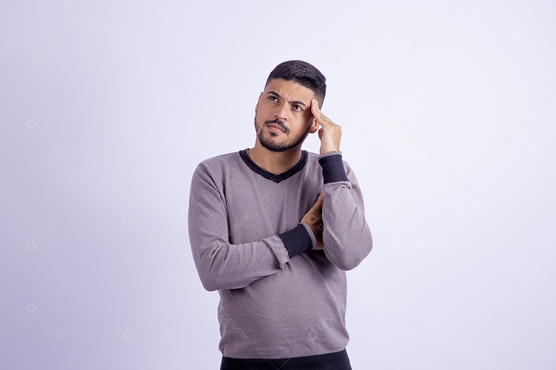 Homem jovem garoto barbudo sobre fundo isolado branco