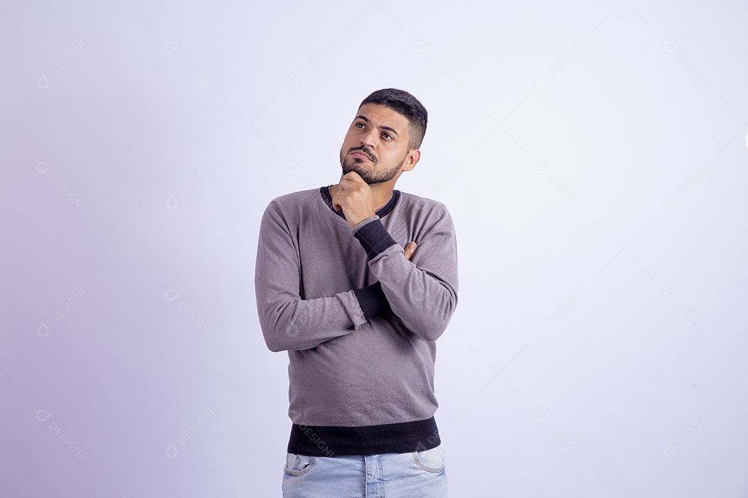 Homem jovem garoto barbudo sobre fundo isolado branco