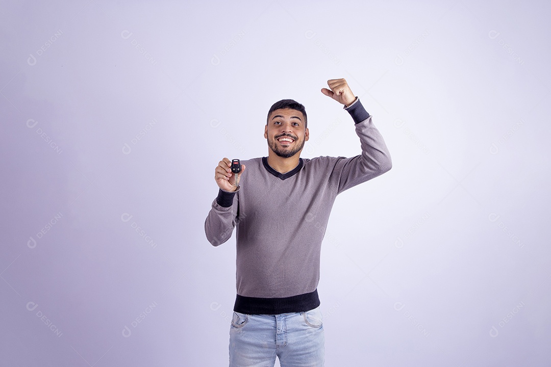 Homem jovem garoto barbudo segurando chave de carro sobre fundo isolado branco
