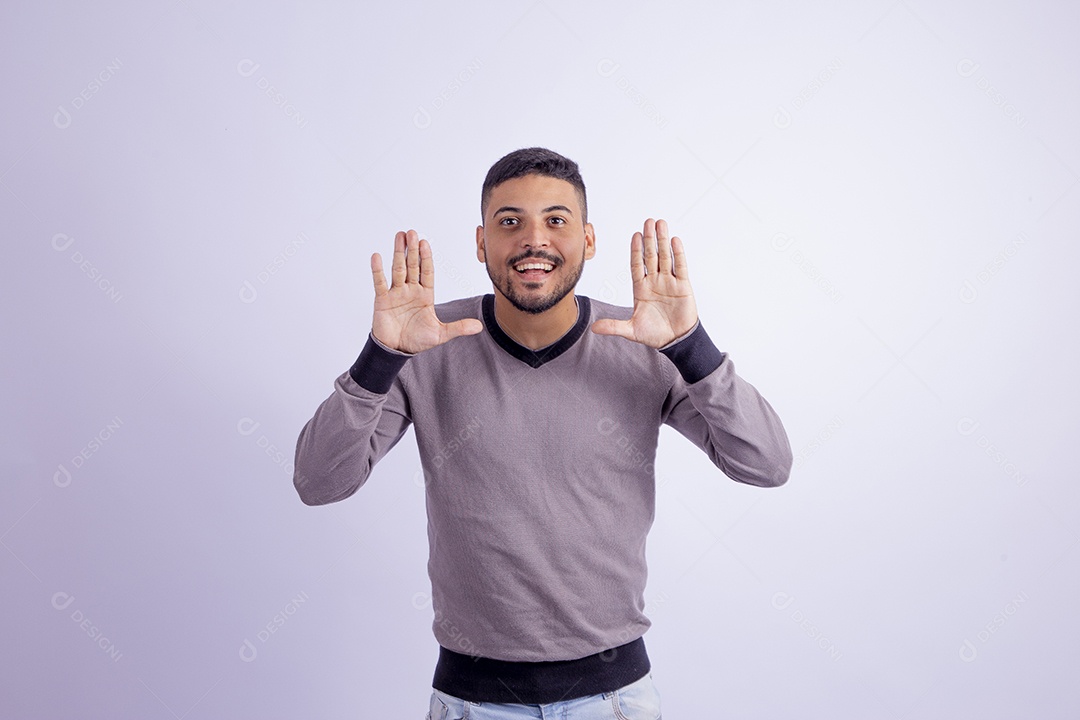 Homem jovem garoto barbudo sobre fundo isolado branco