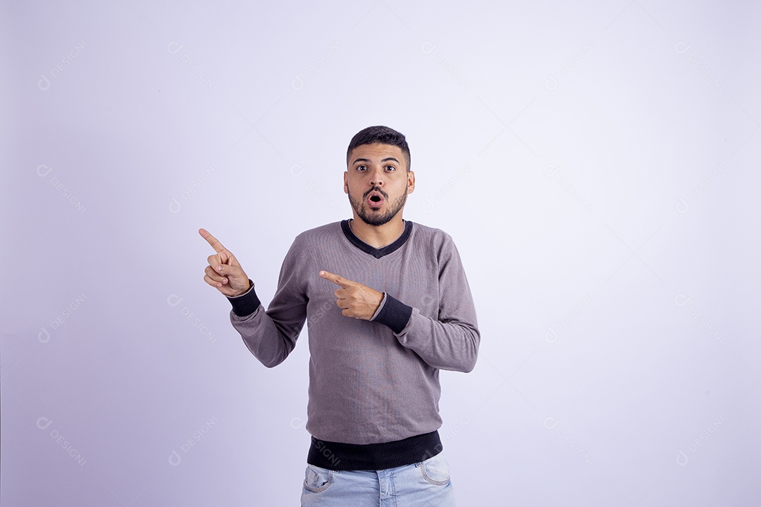 Homem jovem garoto barbudo sobre fundo isolado branco