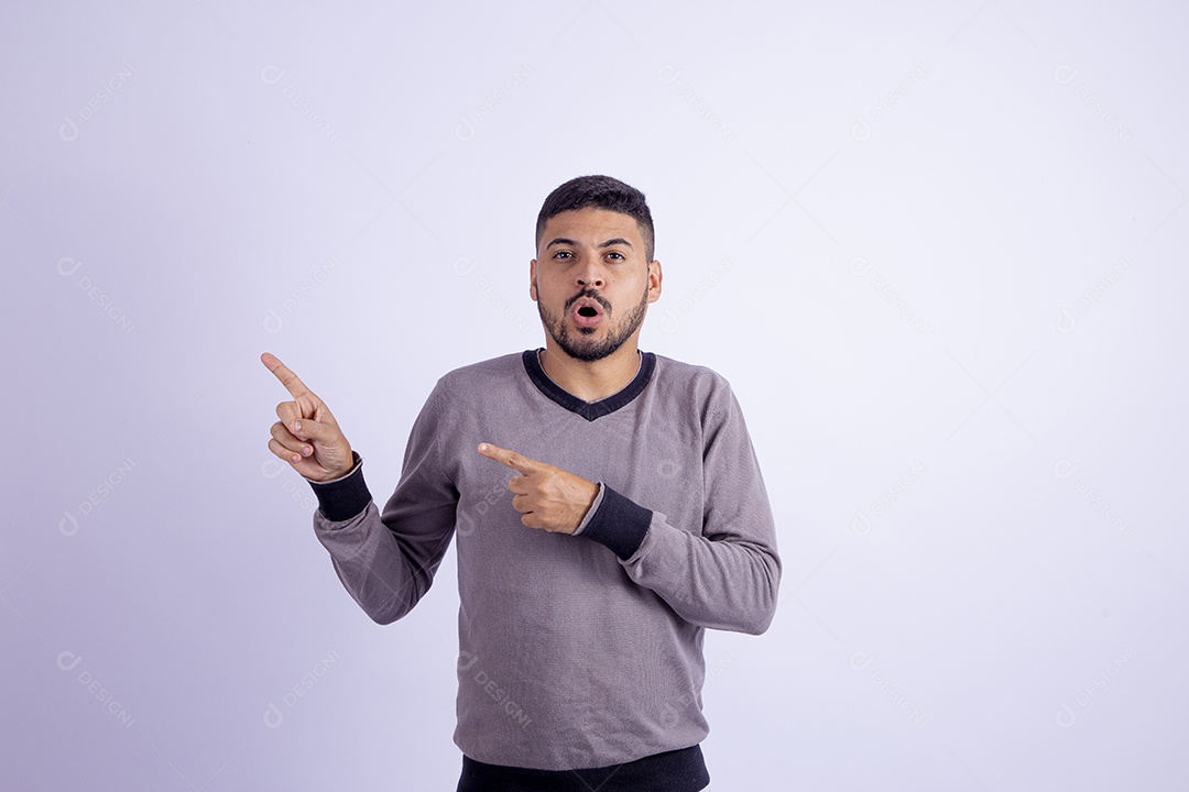 Homem jovem garoto barbudo sobre fundo isolado branco