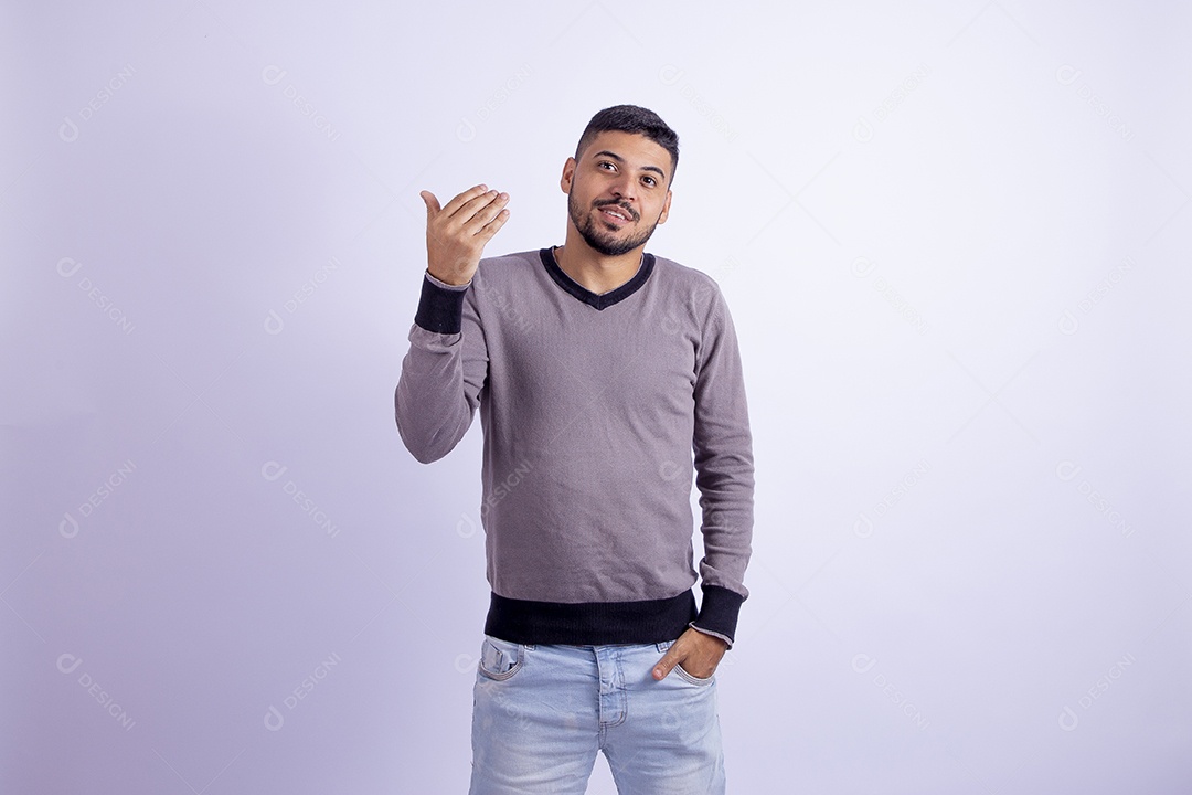 Homem jovem garoto barbudo sobre fundo isolado branco