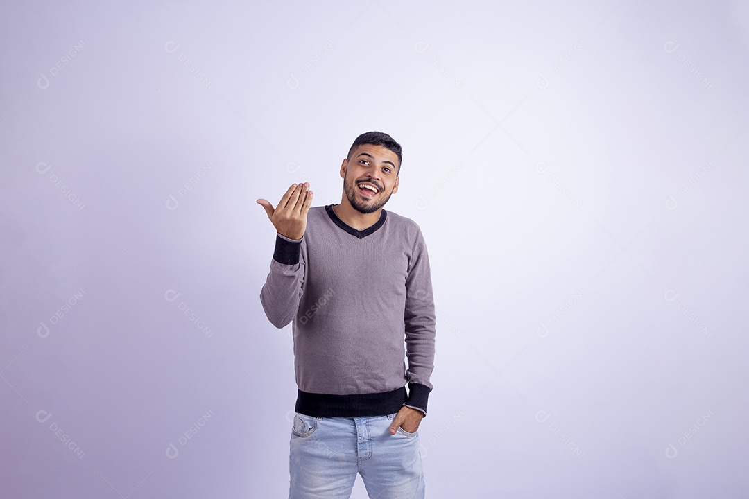 Homem jovem garoto barbudo sobre fundo isolado branco