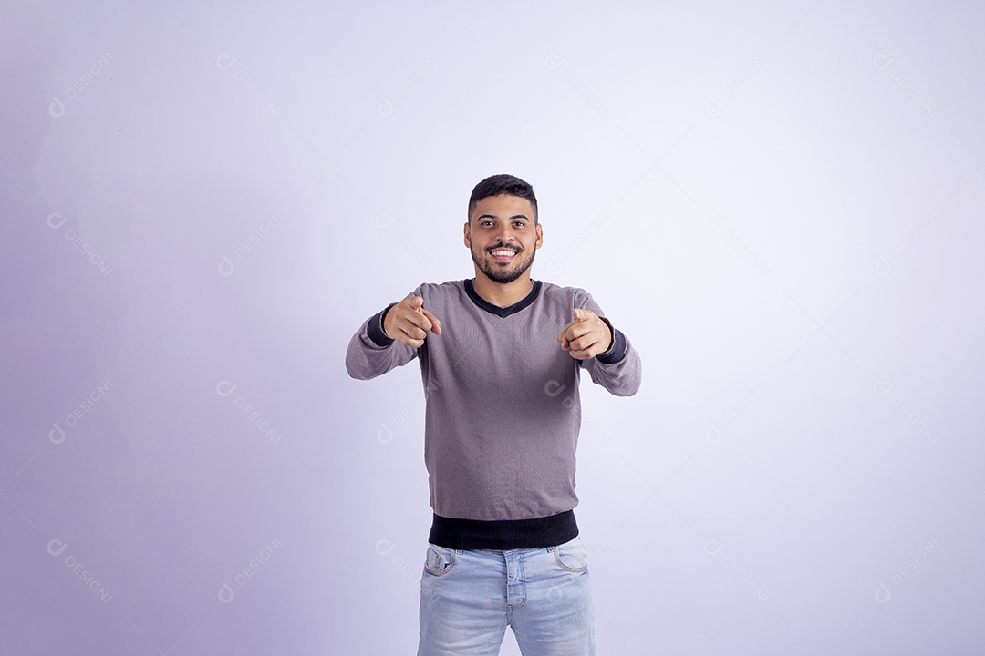 Homem jovem garoto barbudo sobre fundo isolado branco