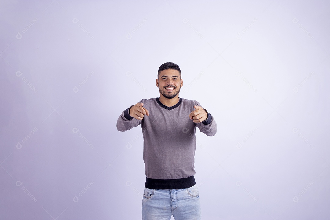 Homem jovem garoto barbudo sobre fundo isolado branco