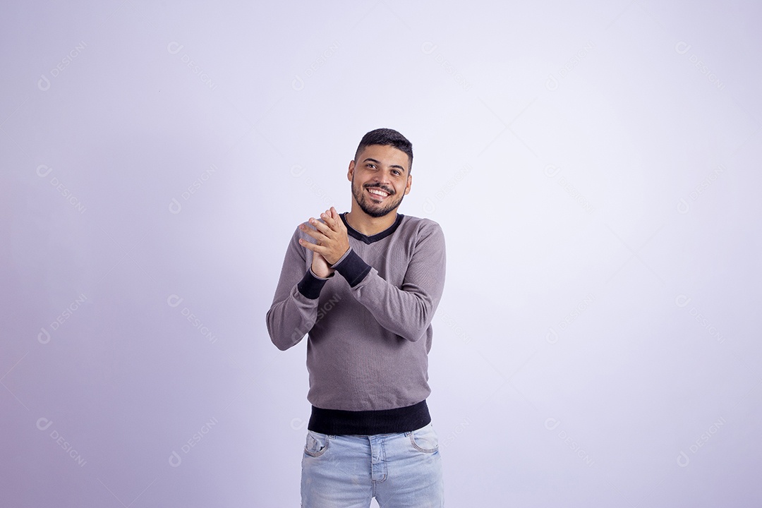 Homem jovem garoto barbudo sobre fundo isolado branco