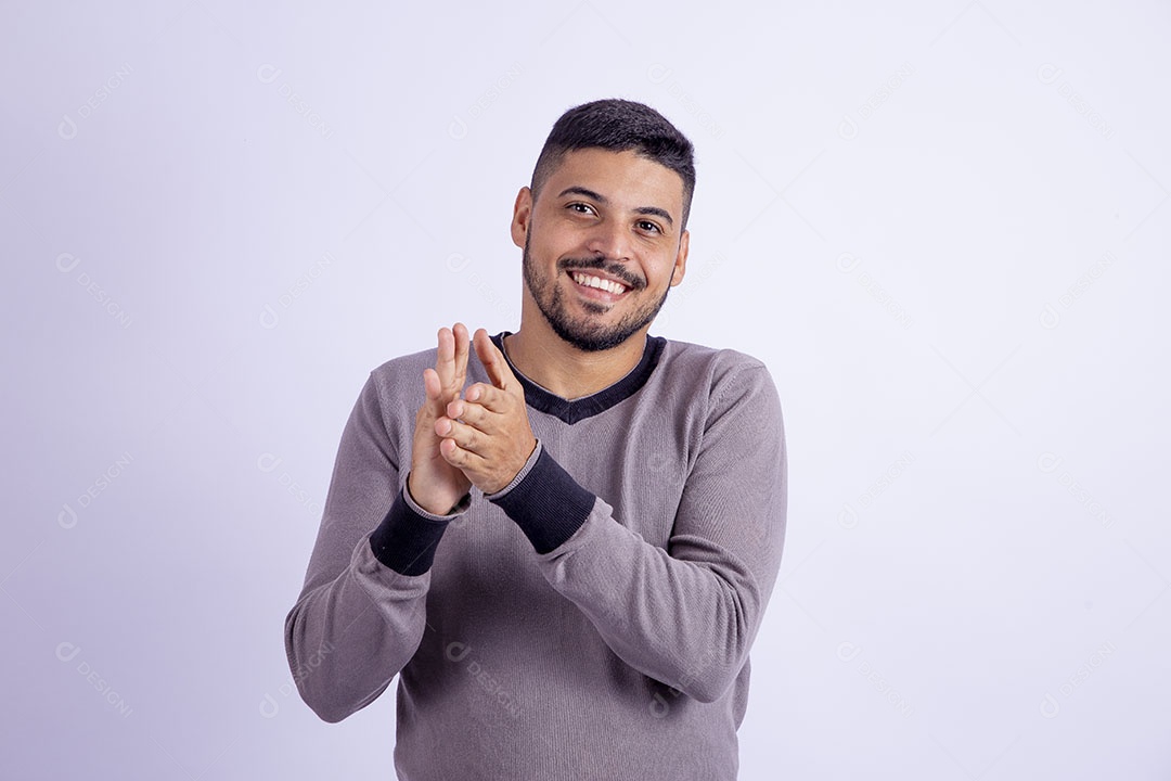 Homem jovem garoto barbudo sobre fundo isolado branco