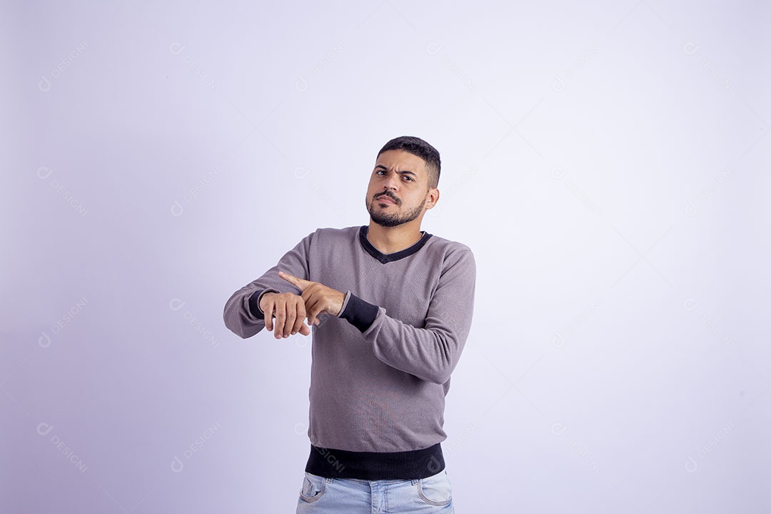 Homem jovem garoto barbudo sobre fundo isolado branco