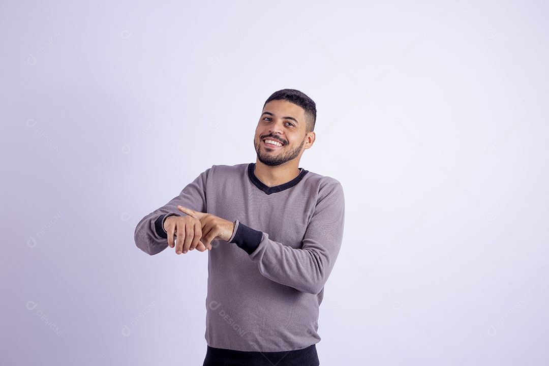 Homem jovem garoto barbudo sobre fundo isolado branco