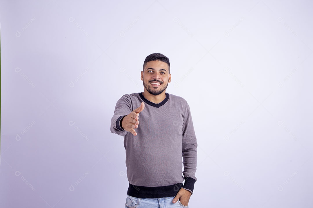 Homem jovem garoto barbudo sobre fundo isolado branco