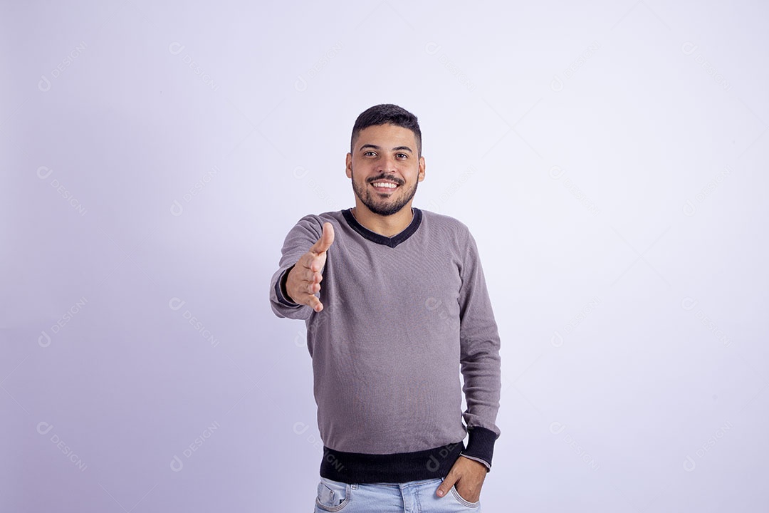 Homem jovem garoto barbudo sobre fundo isolado branco