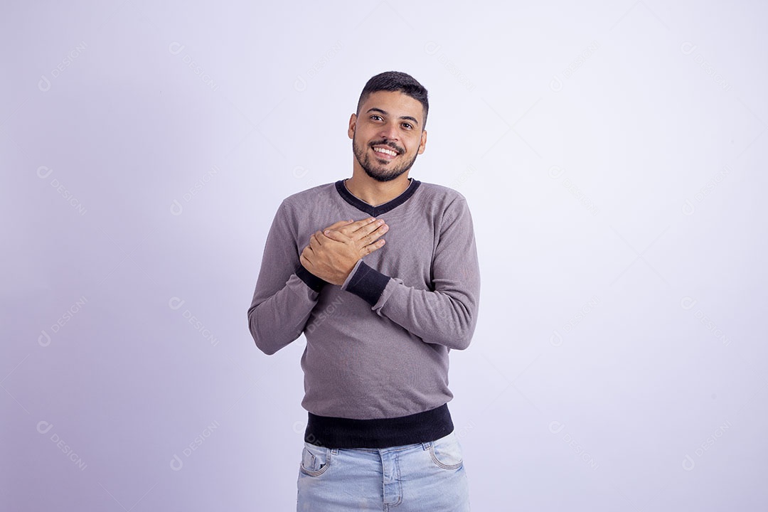 Homem jovem garoto barbudo sobre fundo isolado branco