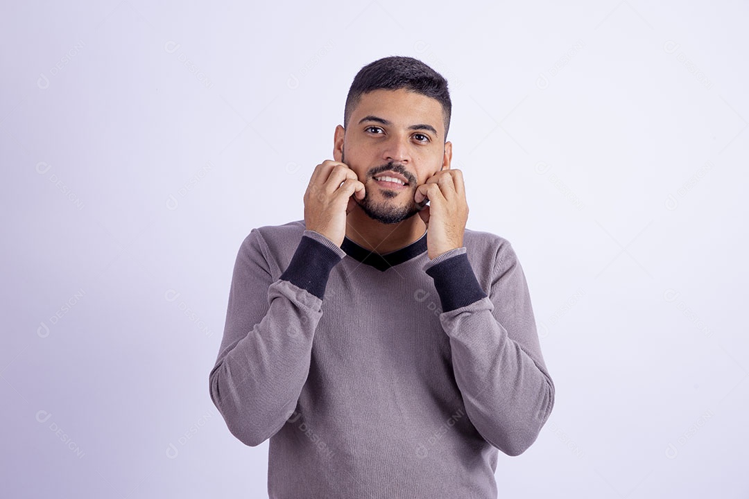 Homem jovem garoto barbudo sobre fundo isolado branco