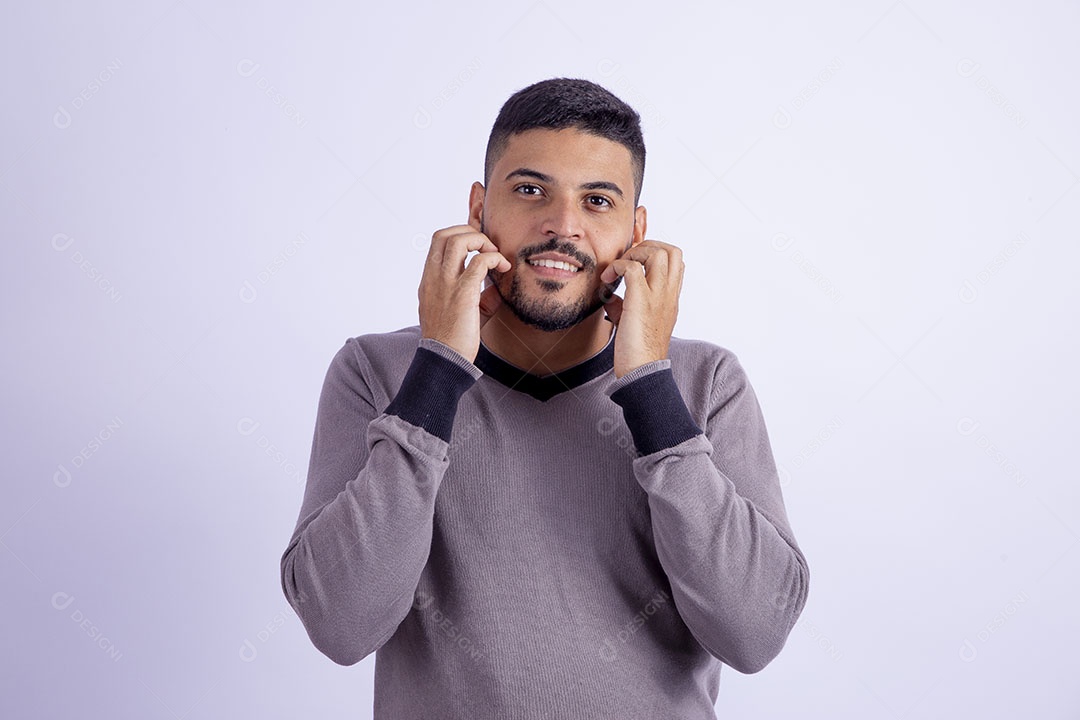 Homem jovem garoto barbudo sobre fundo isolado branco