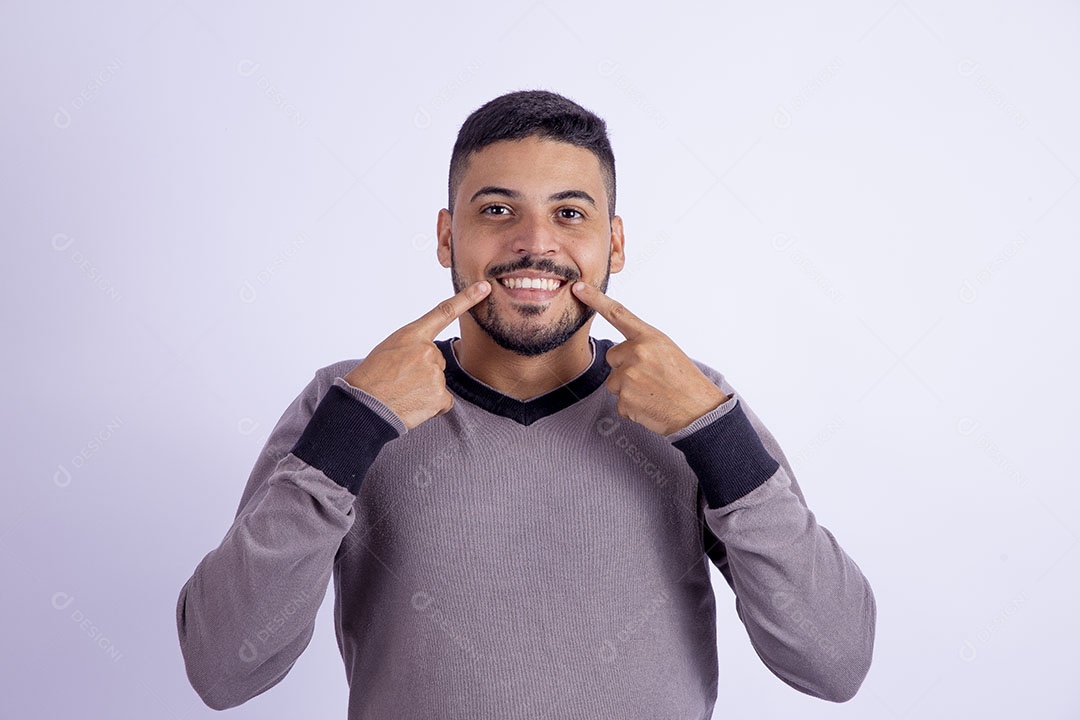 Homem jovem garoto barbudo sobre fundo isolado branco