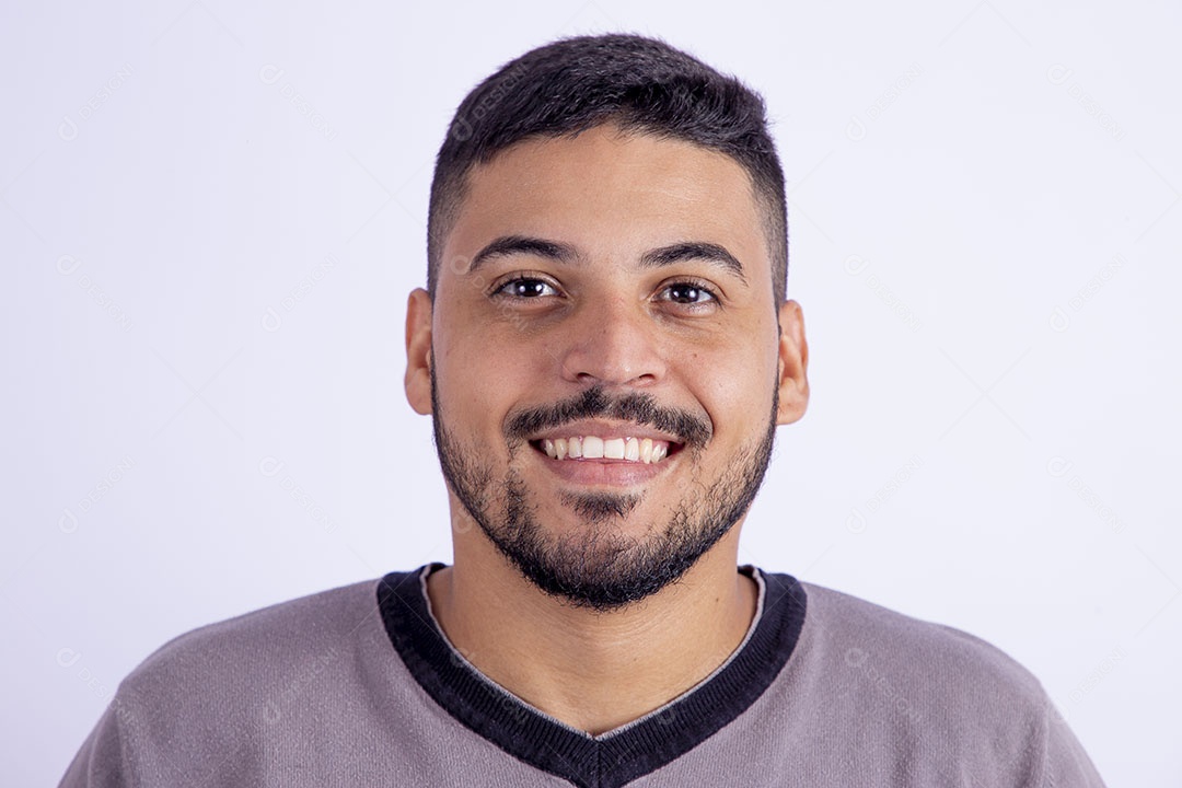 Homem jovem garoto barbudo sobre fundo isolado branco