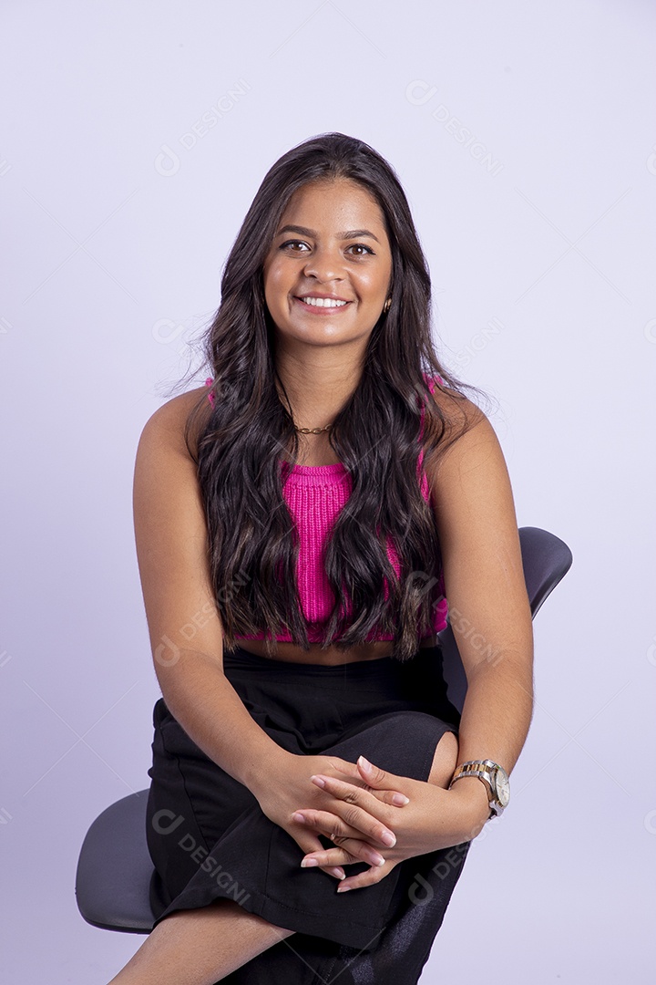 Linda mulher jovem garota sobre fundo isolado branco