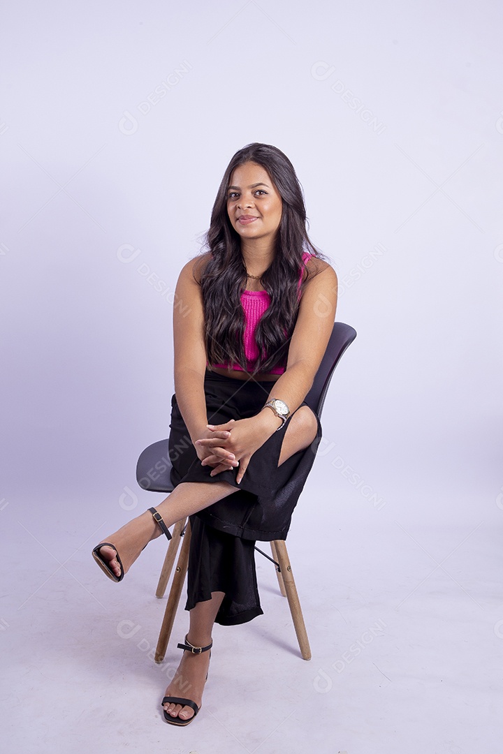 Linda mulher jovem garota sobre fundo isolado branco