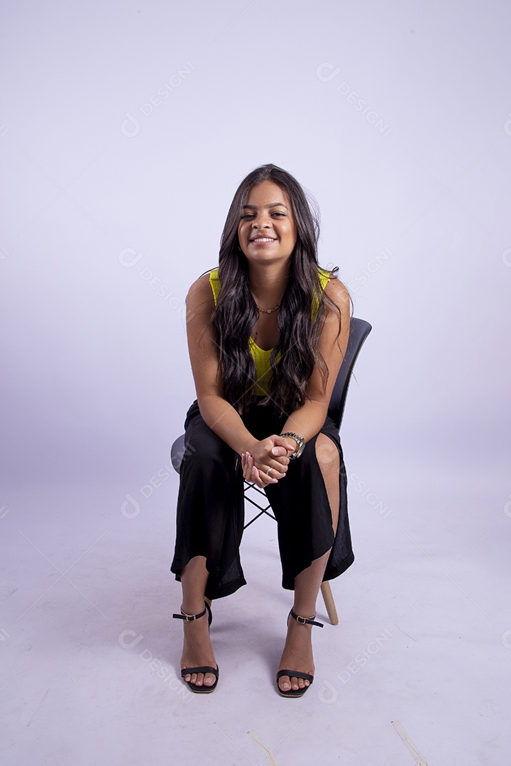 Linda mulher jovem garota sobre fundo isolado branco