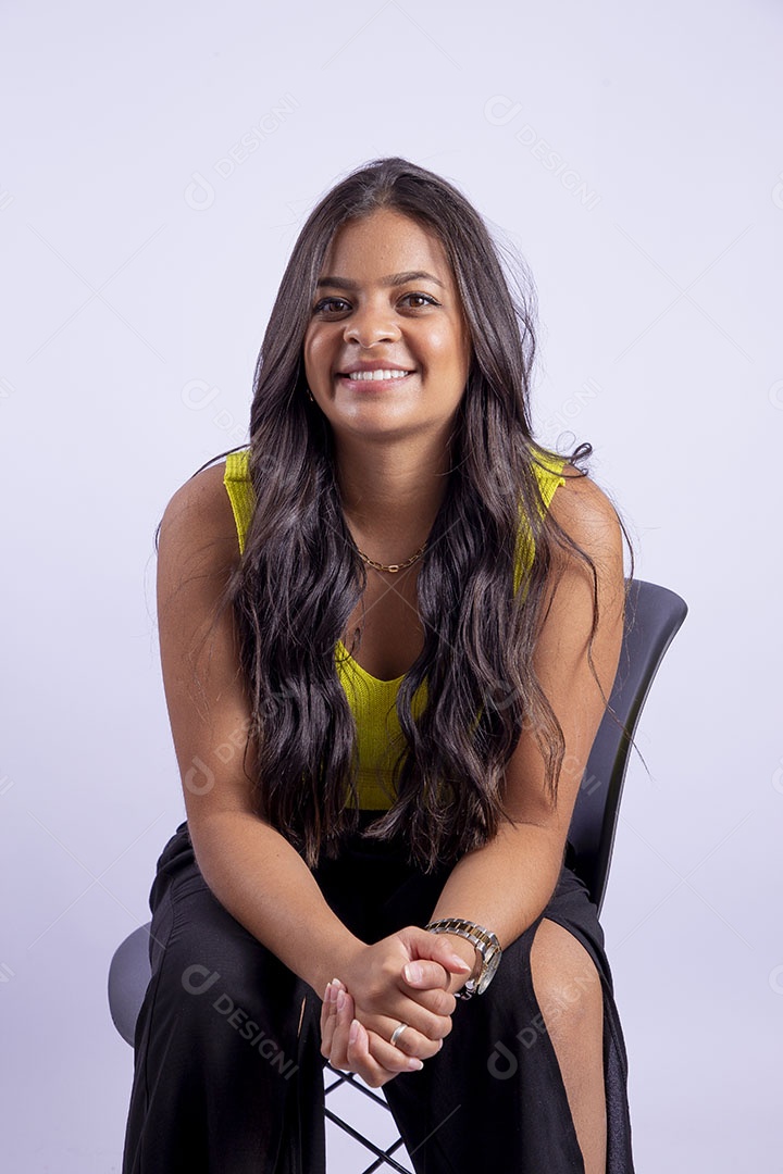 Linda mulher jovem garota sobre fundo isolado branco