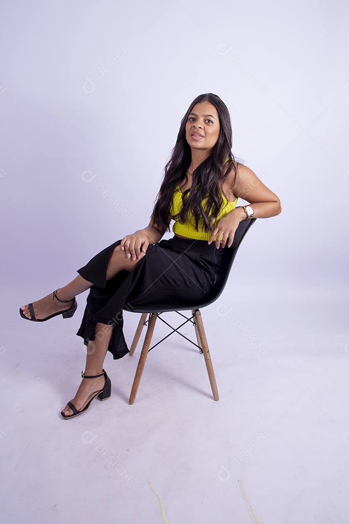 Linda mulher jovem garota sobre fundo isolado branco