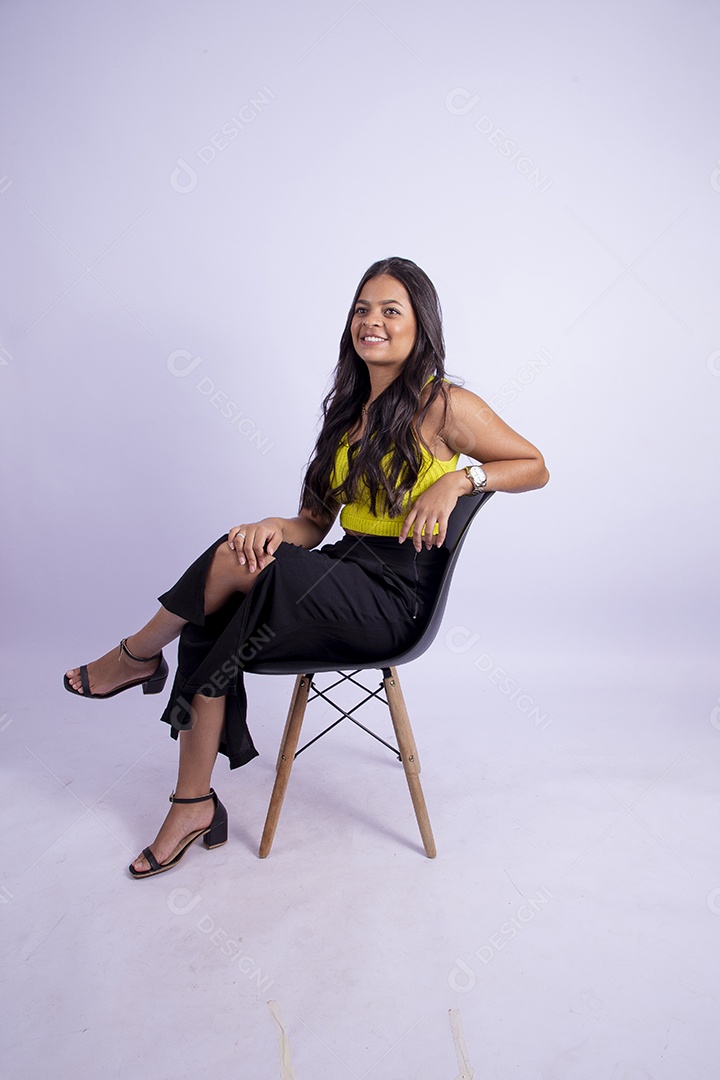 Linda mulher jovem garota sobre fundo isolado branco