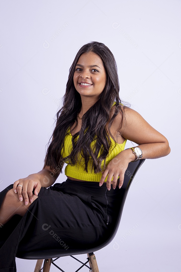 Linda mulher jovem garota sobre fundo isolado branco