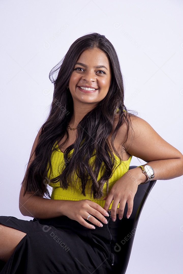 Linda mulher jovem garota sobre fundo isolado branco