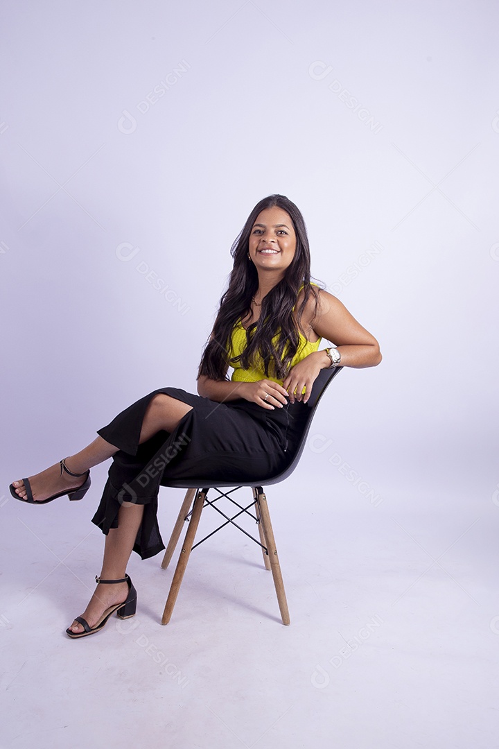 Linda mulher jovem garota sobre fundo isolado branco