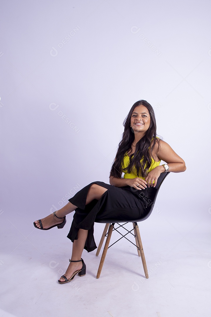 Linda mulher jovem garota sobre fundo isolado branco