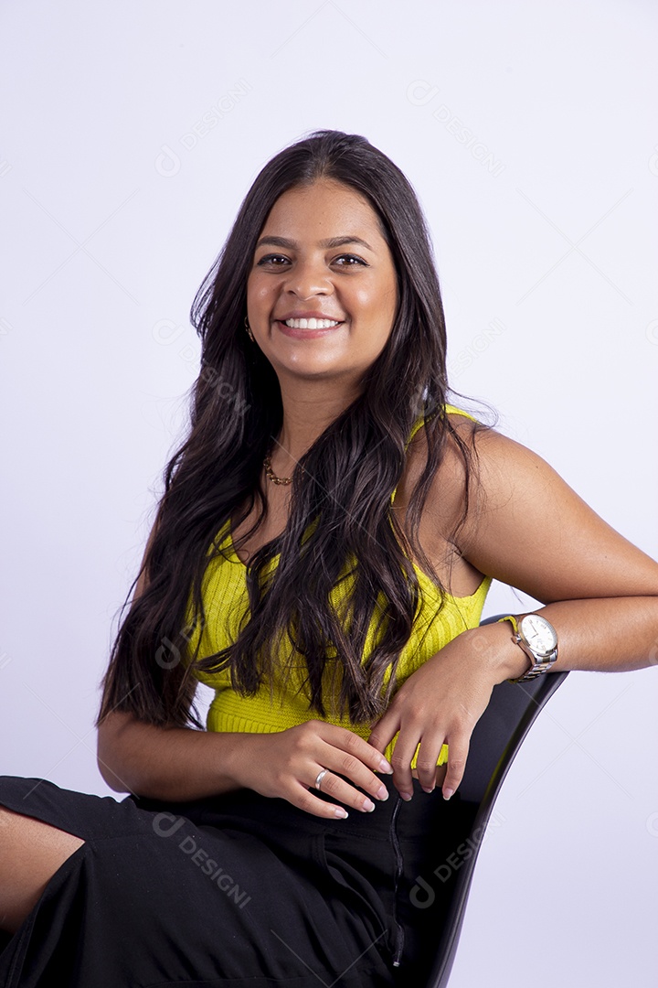 Linda mulher jovem garota sobre fundo isolado branco