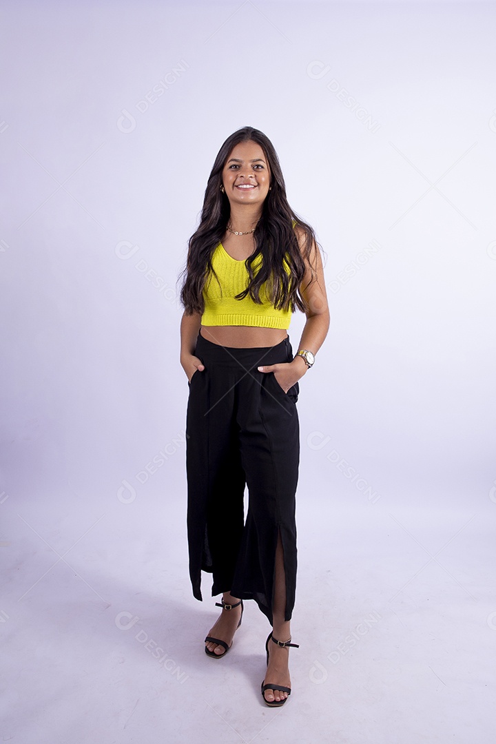 Linda mulher jovem garota sobre fundo isolado branco