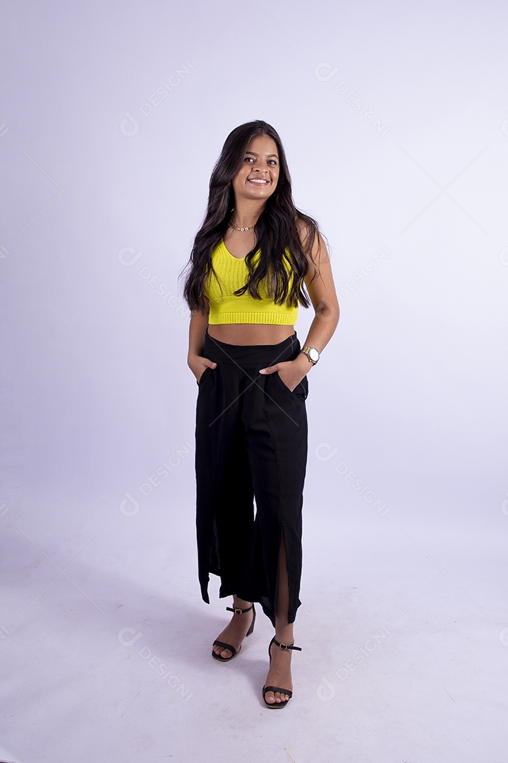 Linda mulher jovem garota sobre fundo isolado branco