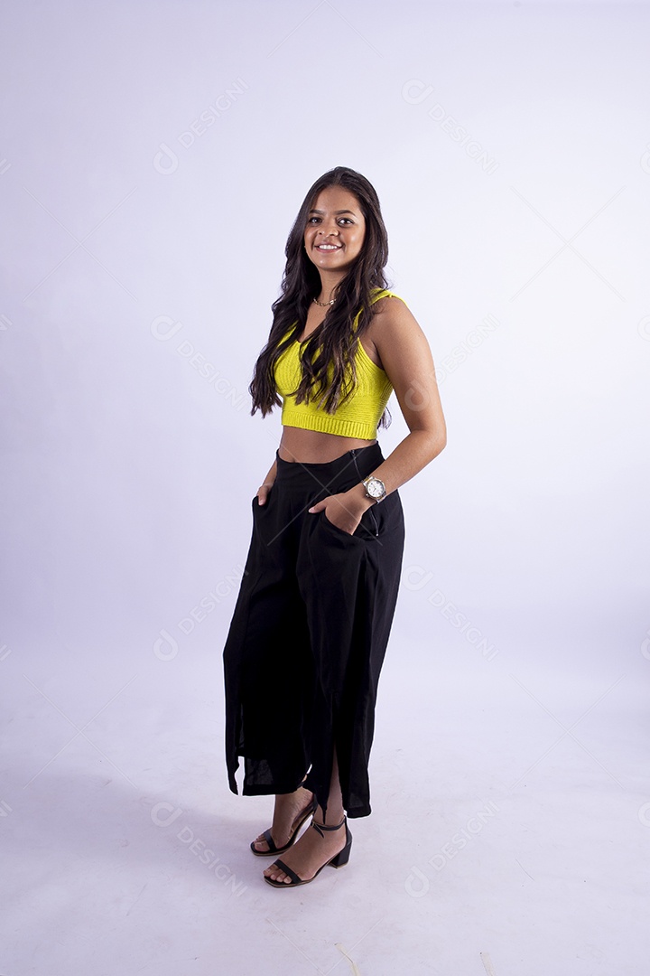 Linda mulher jovem garota sobre fundo isolado branco