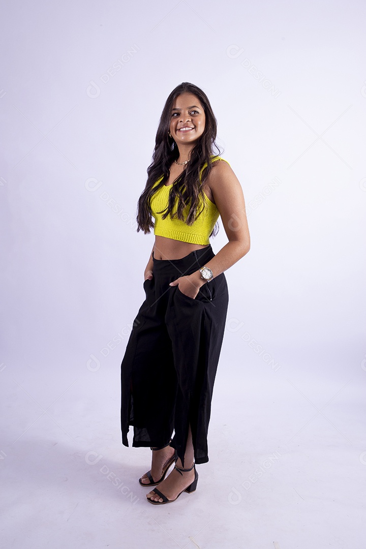 Linda mulher jovem garota sobre fundo isolado branco