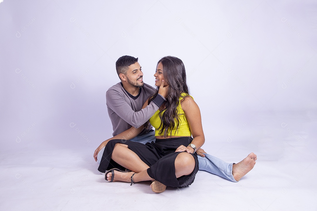 Lindo casal apaixonado sobre fundo isolado branco