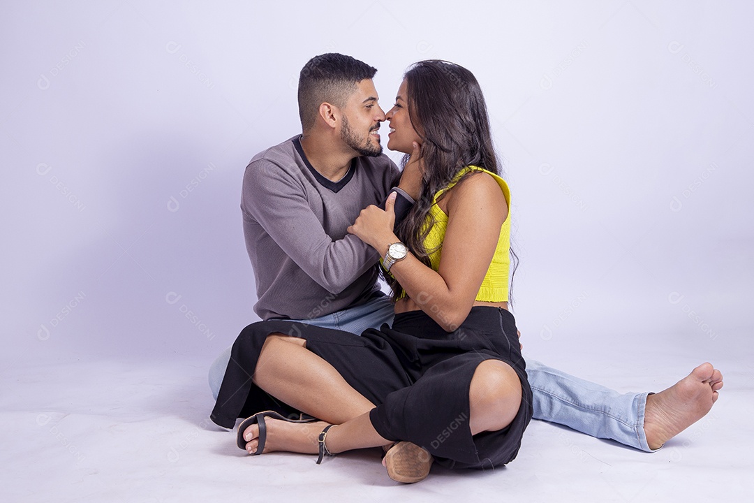 Lindo casal apaixonado sobre fundo isolado branco