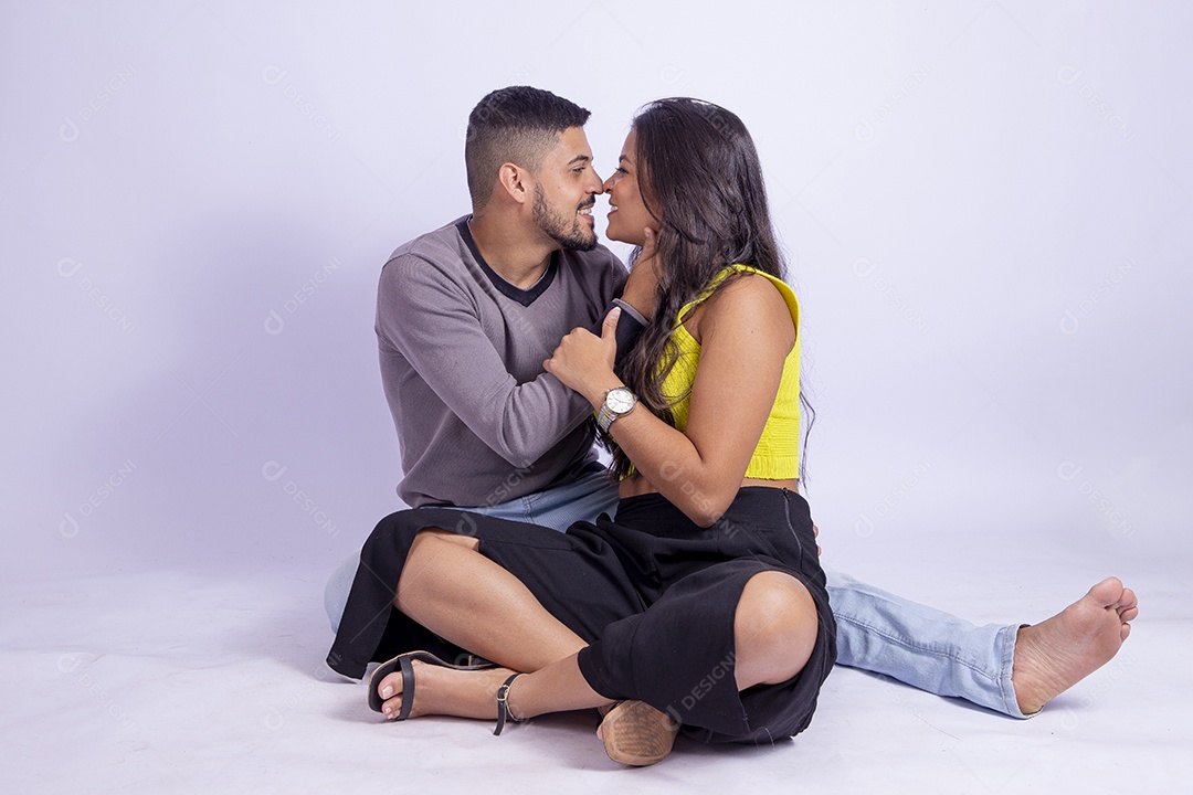 Lindo casal apaixonado sobre fundo isolado branco