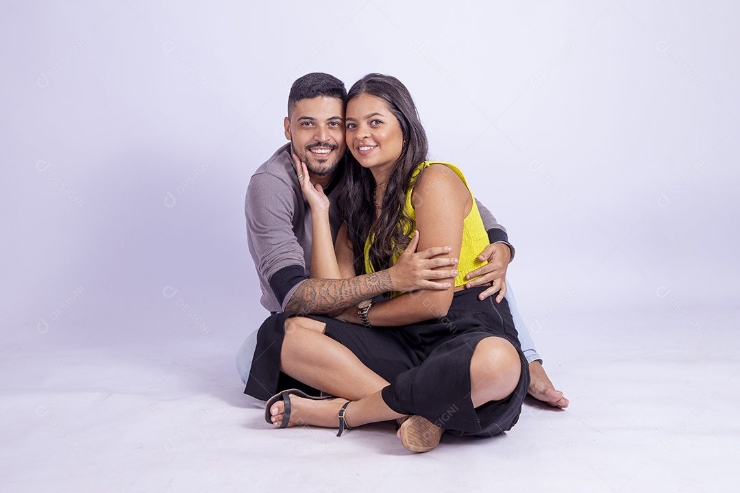 Lindo casal apaixonado sobre fundo isolado branco